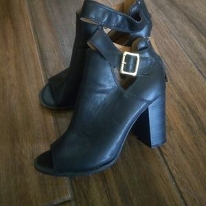 Fioni Peep Toe Booties in Black Size 6
